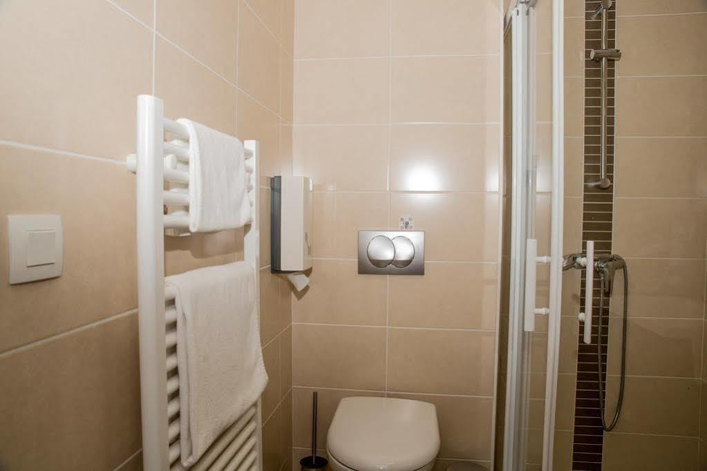 Annexe Hotel De La Gare Хендае Екстериор снимка